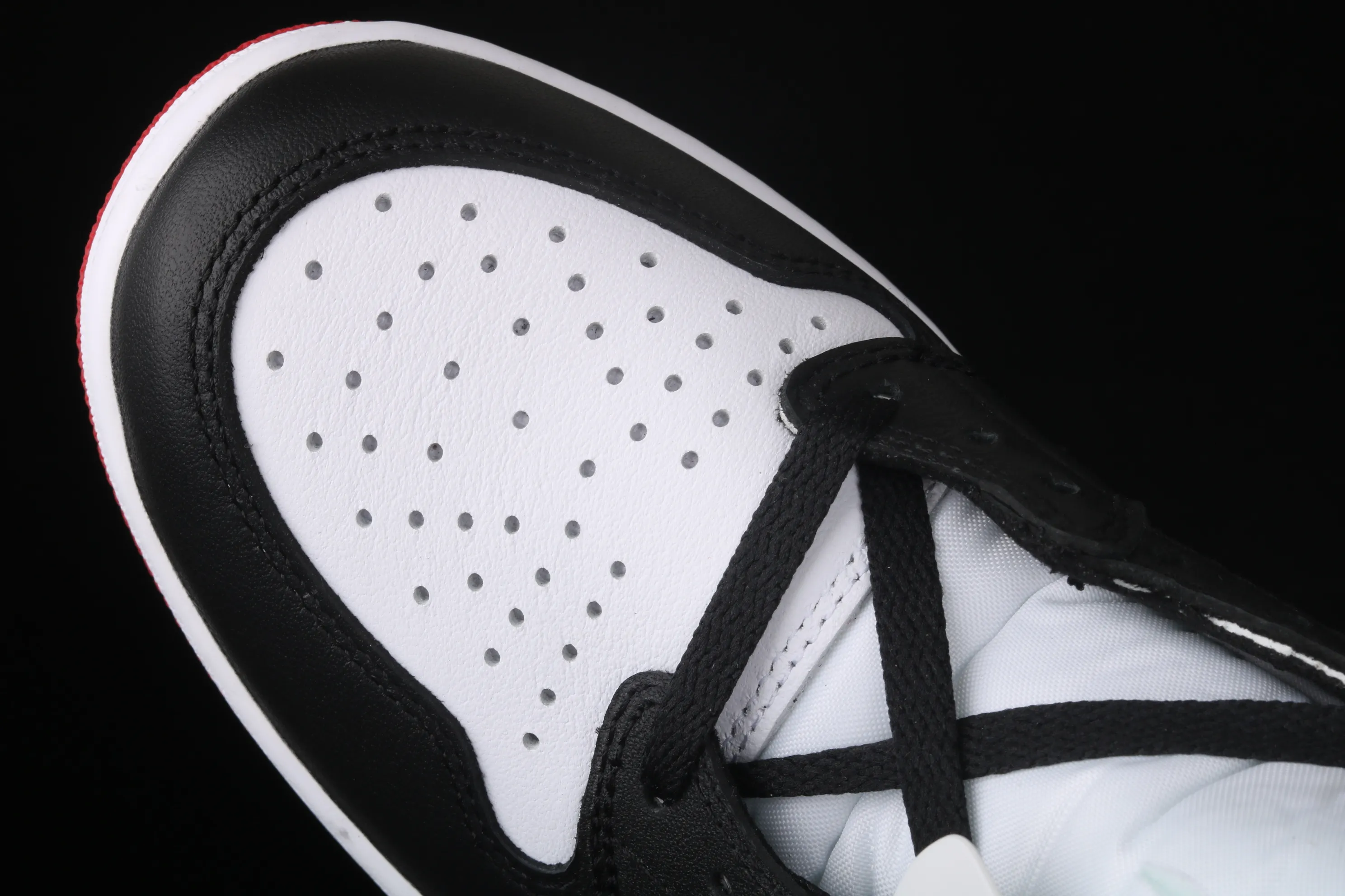 All categories Air Jordan Jordan series basketball shoes Air Jordan 1 High Different versions Air Jordan AJ1 Satin WMNS "Black Toe" AJ1 classic replica Joe 1 silk black toe CD0461-016